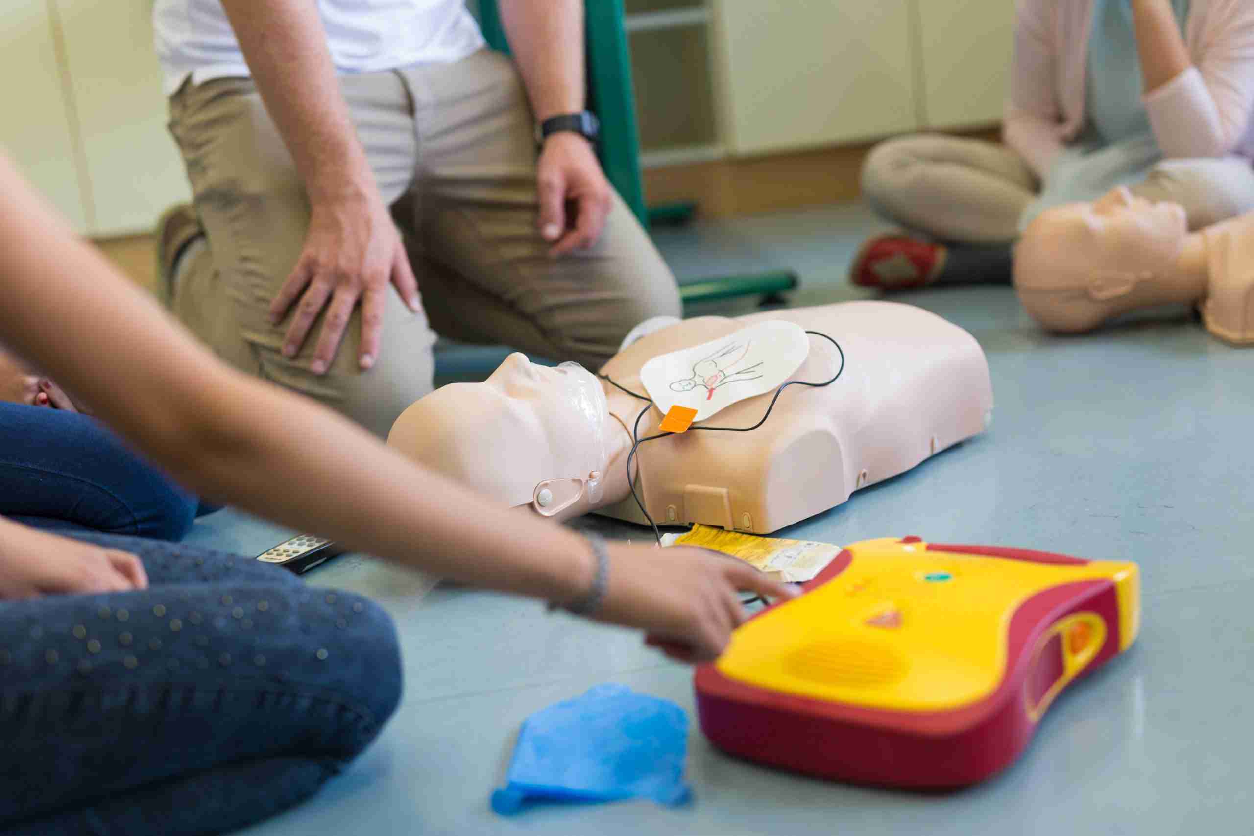 First,Aid,Cardiopulmonary,Resuscitation,Course,Using,Automated,External,Defibrillator,Device,